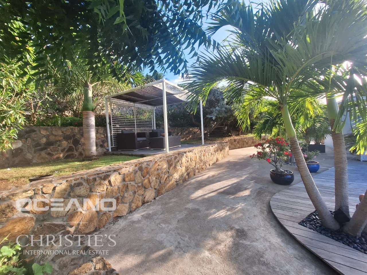 Beautiful 3-bedroom villa with sea view - Oyster Pond