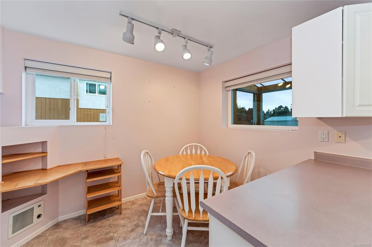 562 Baker St