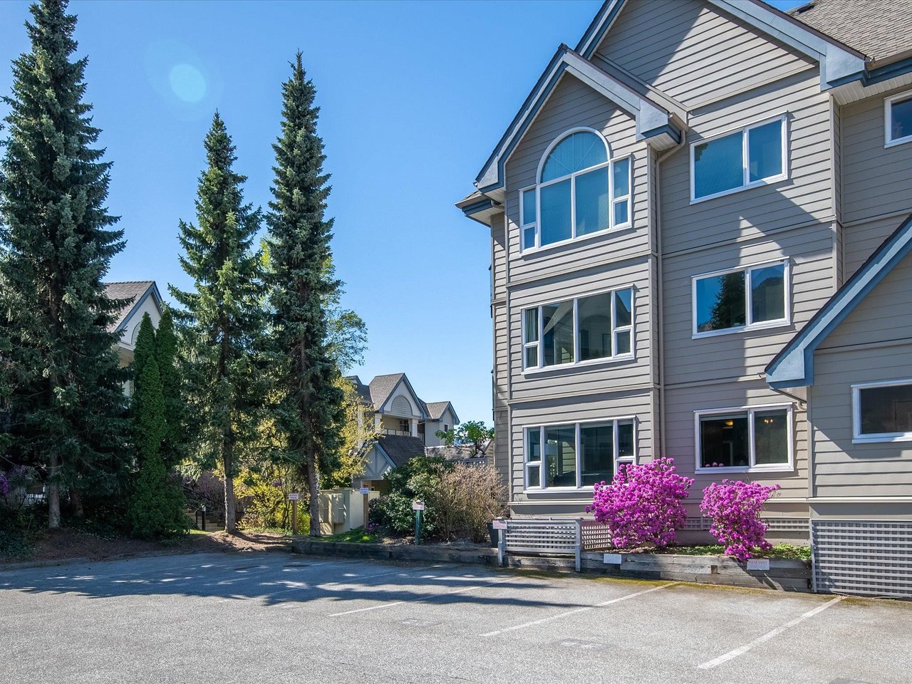 102-1460 Pemberton Ave