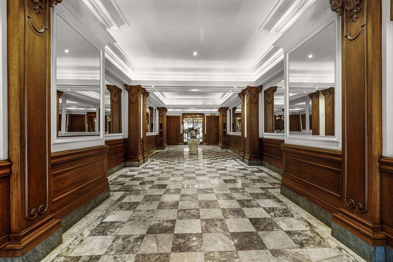 Grand New York-Style Condominium at 840 Powell