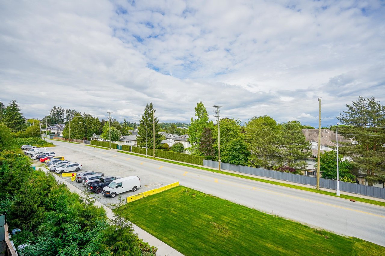 302-6438 195a St