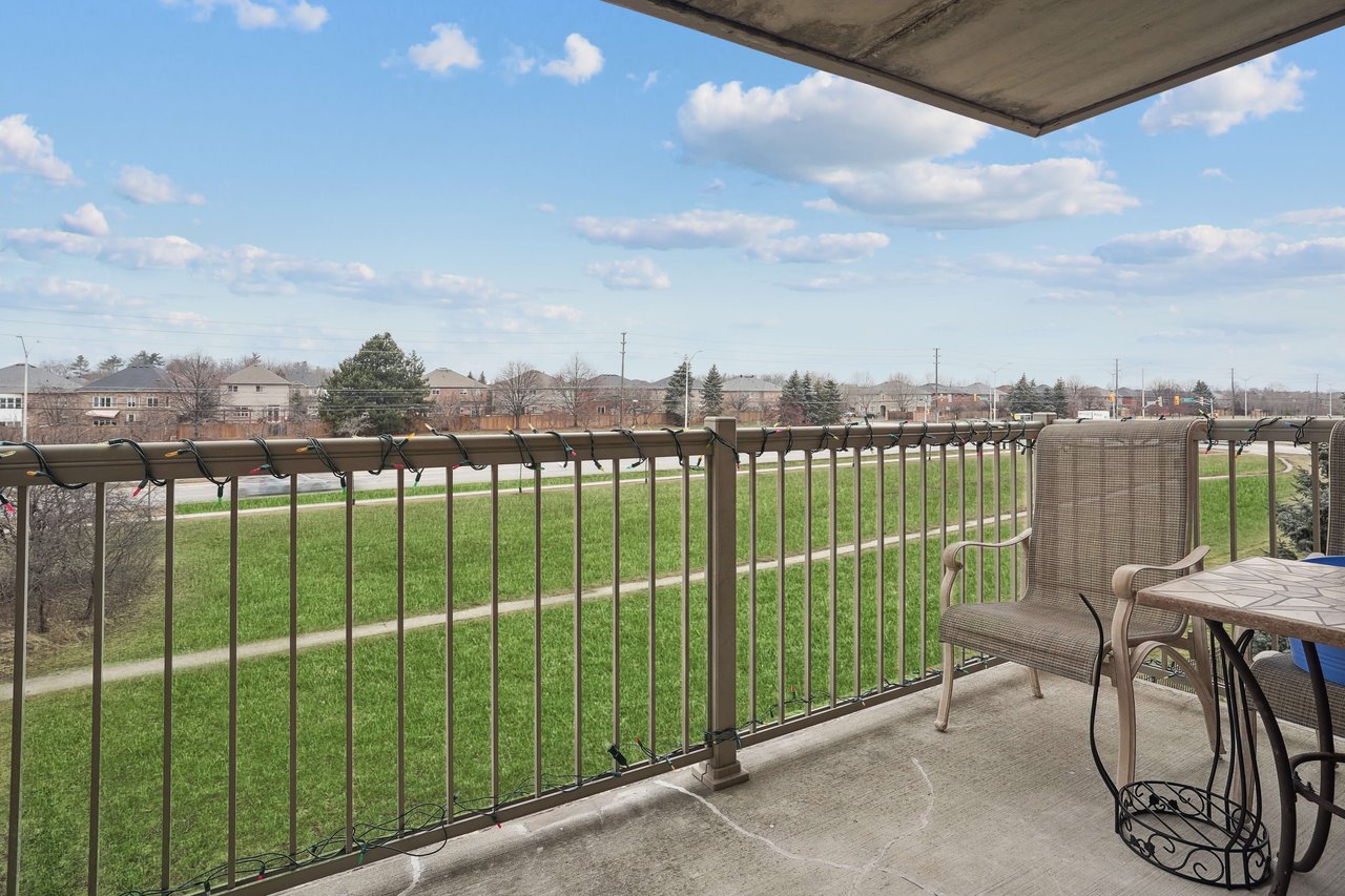 Welcoming 2 bedroom unit in sought after Glen Abbey neighbourhood