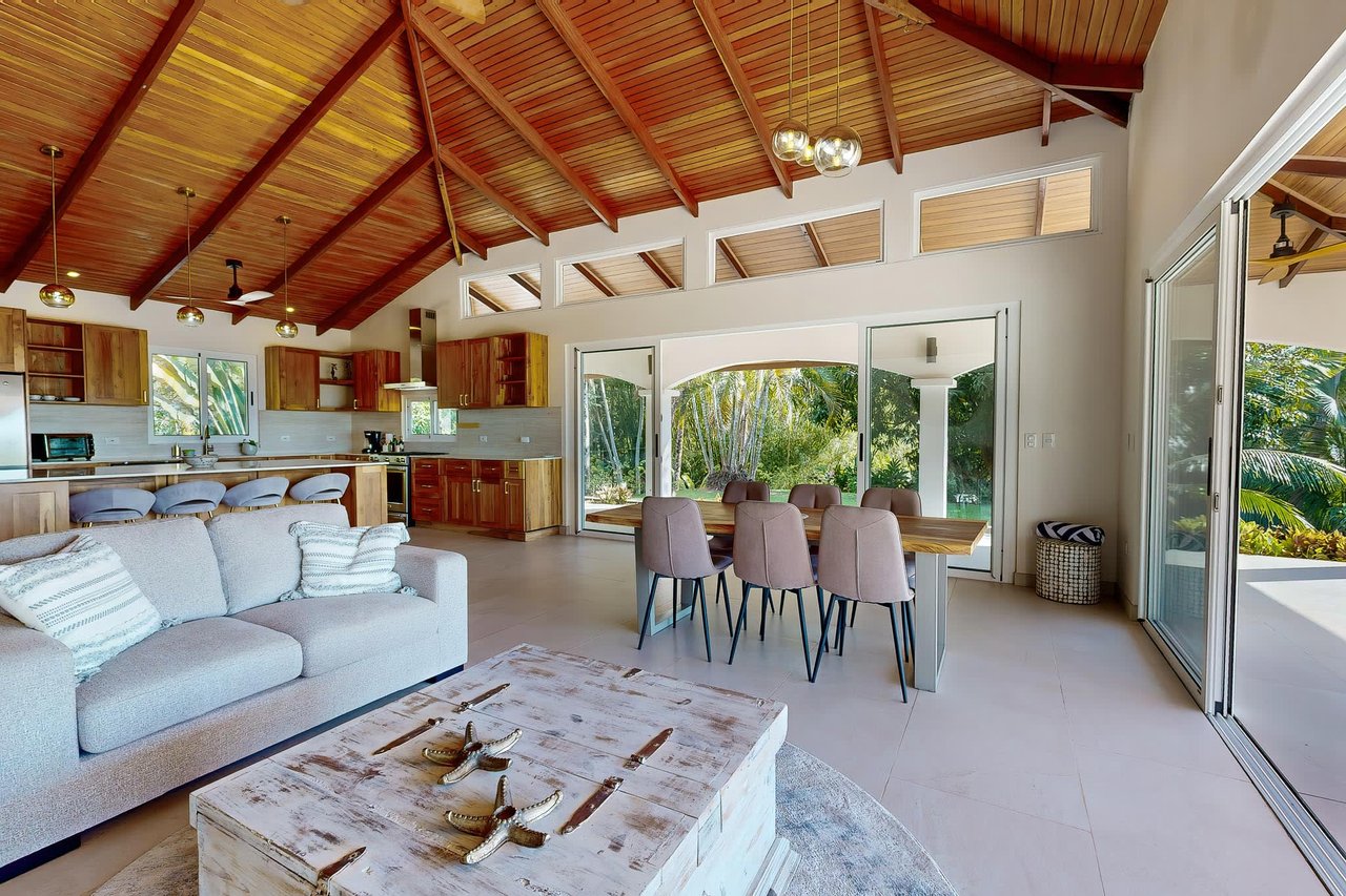 Luxurious Ocean-view Villa:  Your Paradise in Uvita