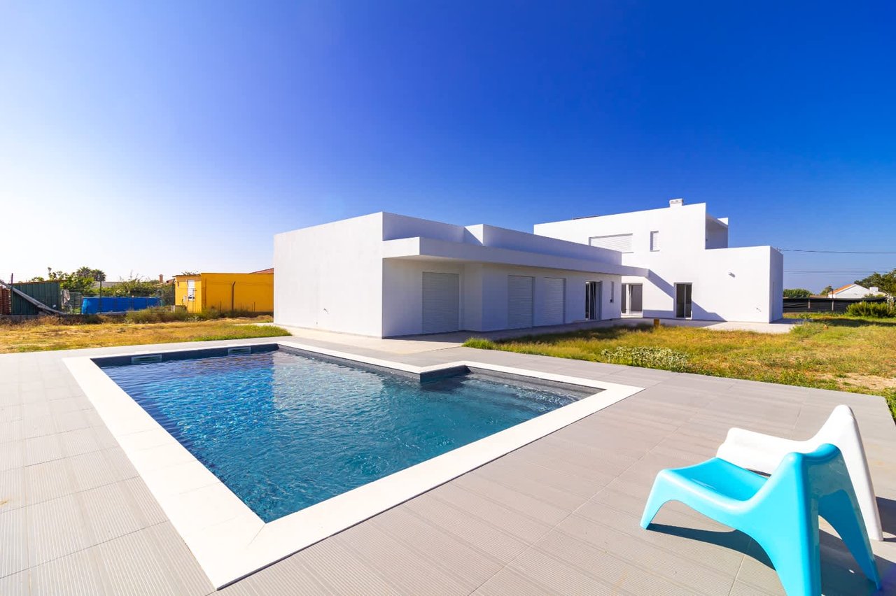 Luxurious 5-Bedroom Home with Pool and Panoramic Views Near Lisbon