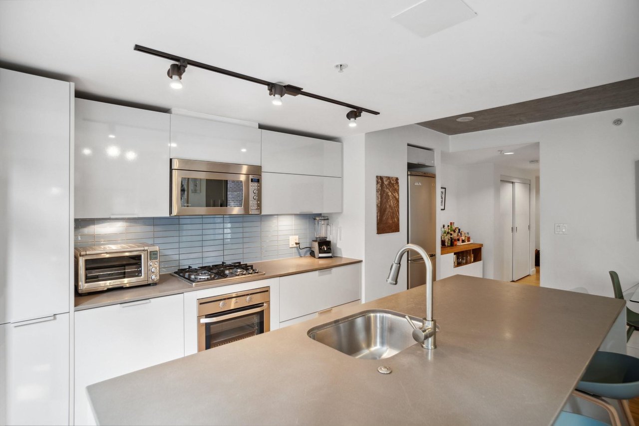 305-128 W Cordova St