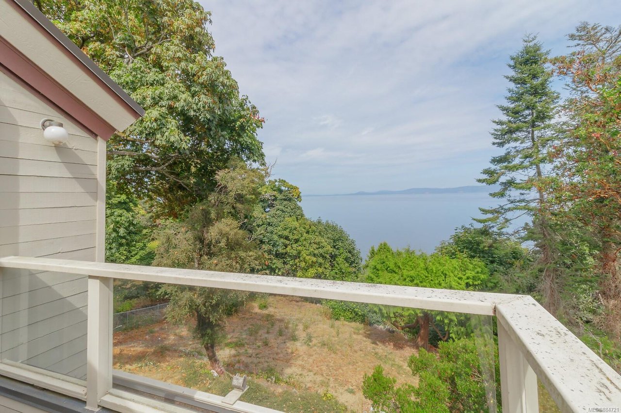 2270 Arbutus Rd