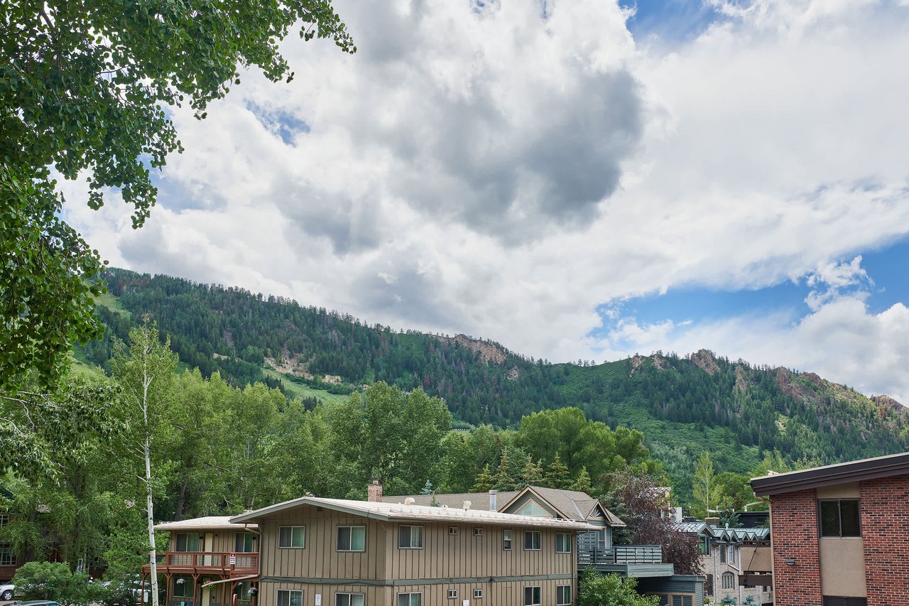 Newly Renovated Chateau Blanc 2 Bedroom Condo in Aspen 