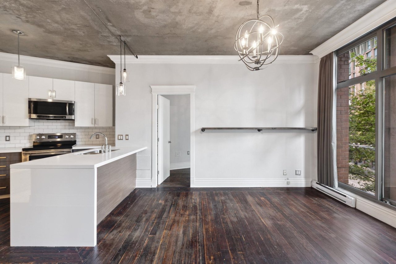 208-22 E Cordova St