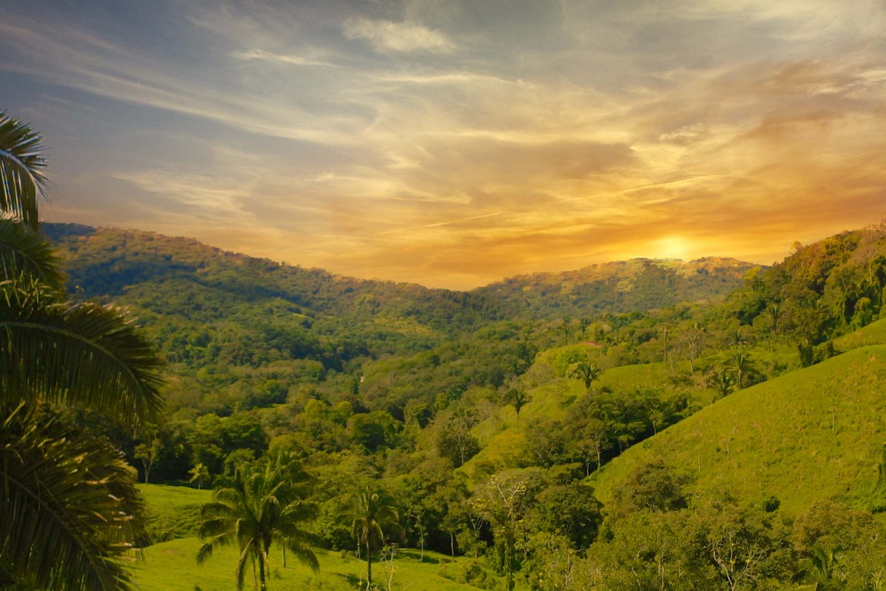 Beautiful Sunset View home-Sustainable Living!