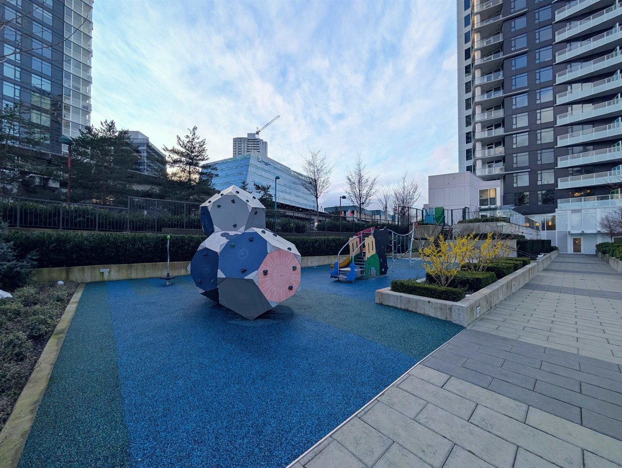 2804-9887 Whalley Blvd