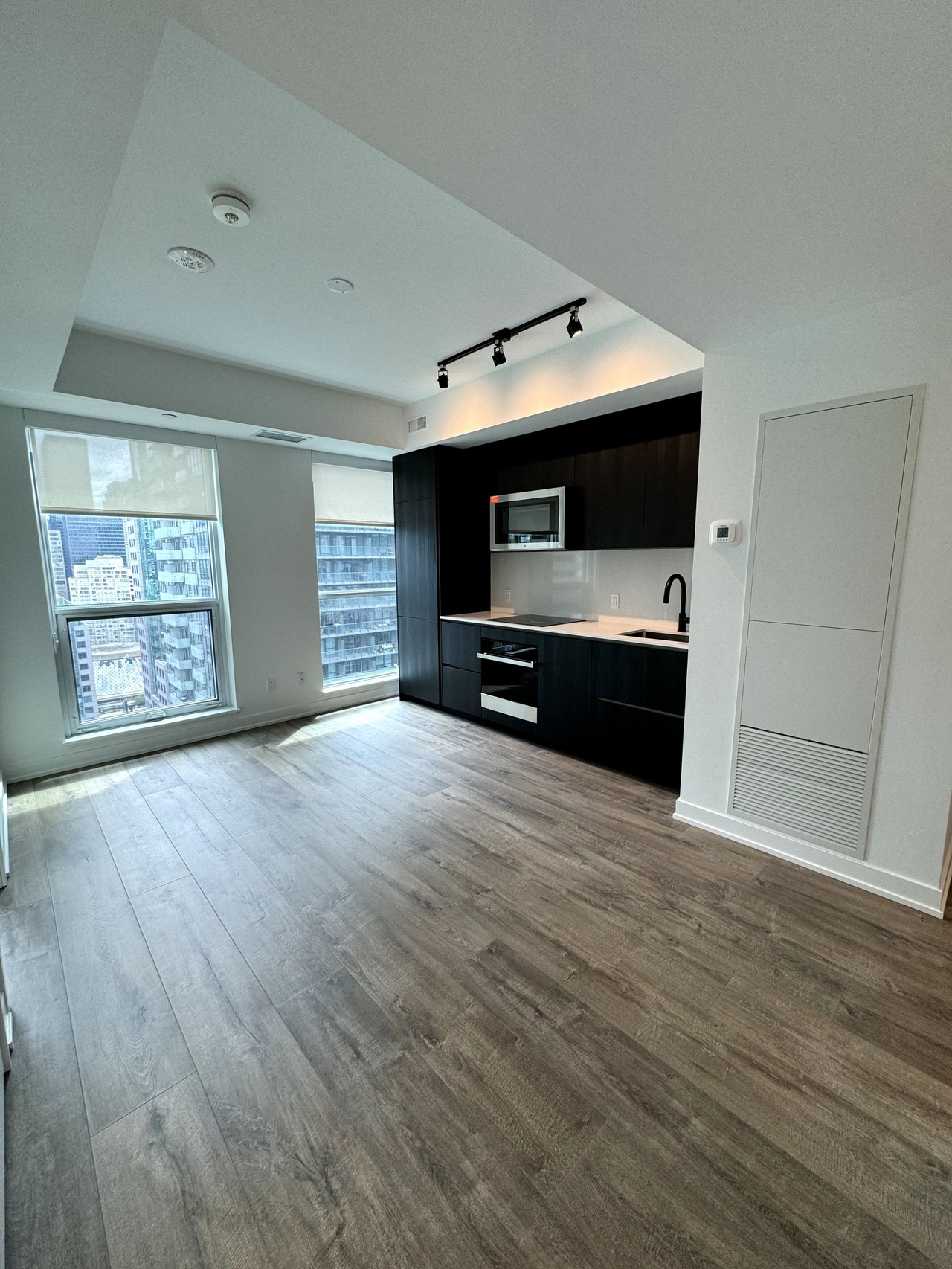 327 King St W Unit: 2501