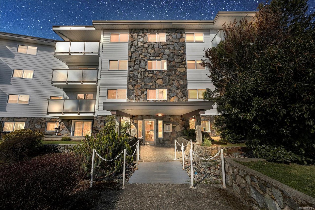 204-848 Esquimalt Rd