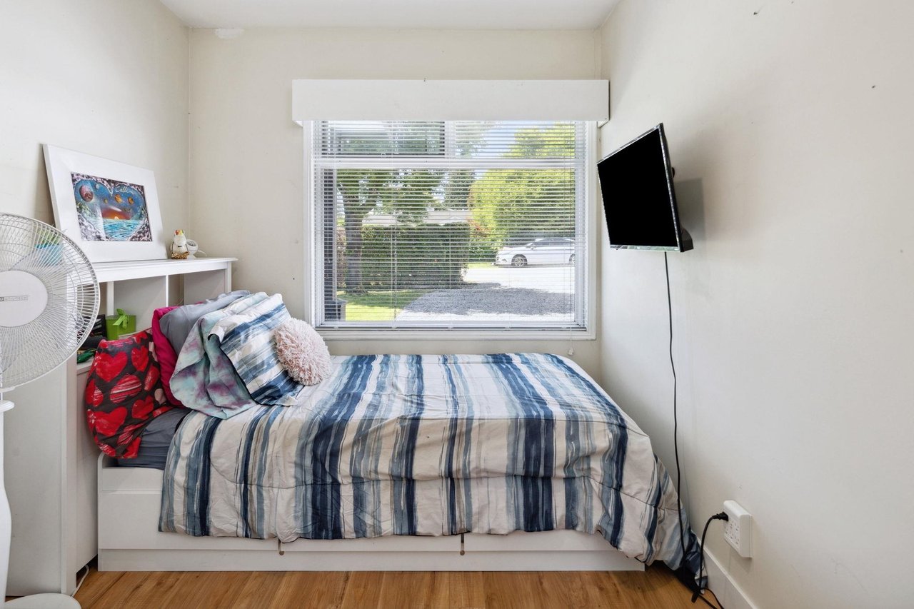 1384 Fernwood Cres