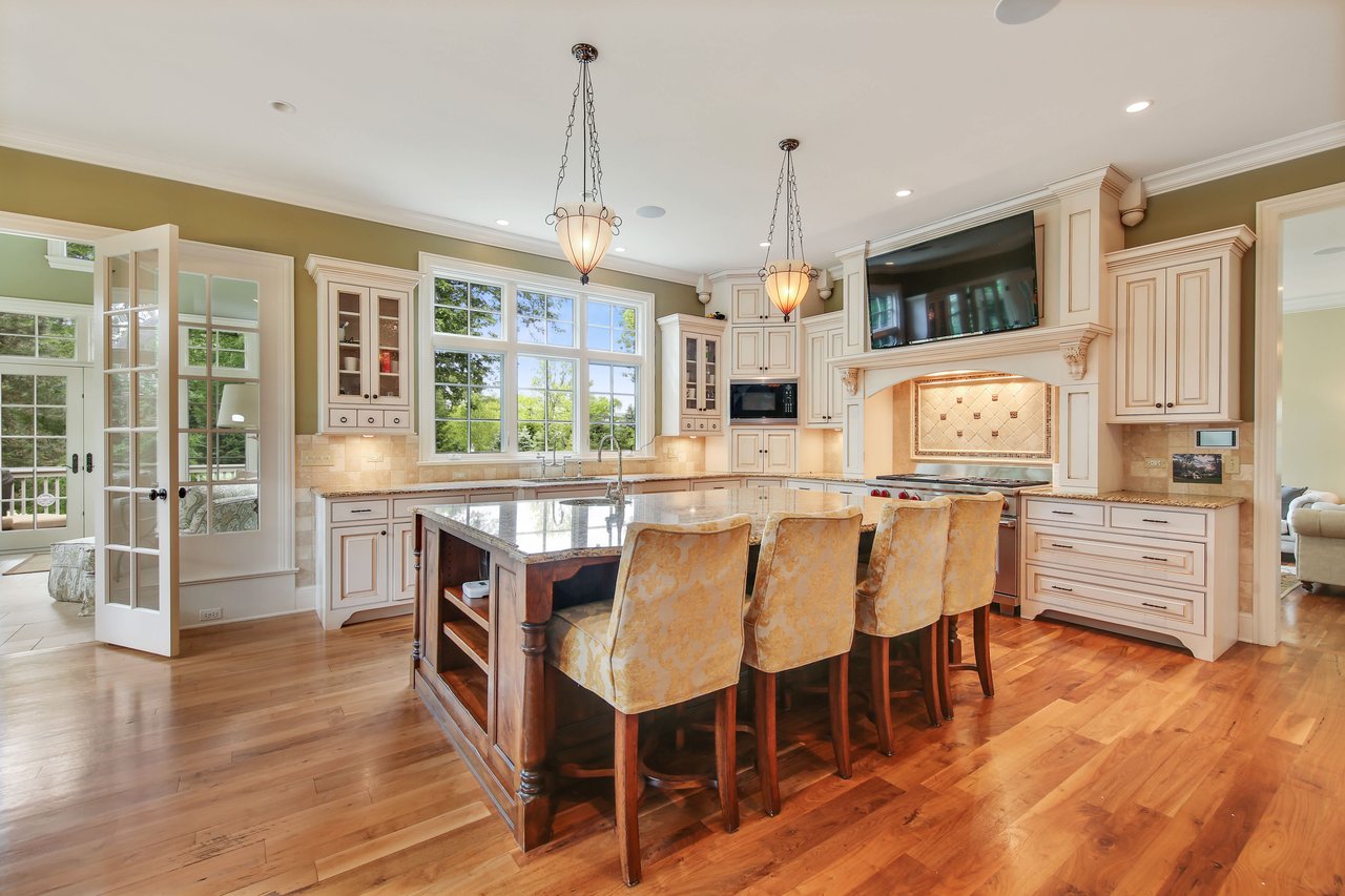 Chic & Elegant Home Near High School