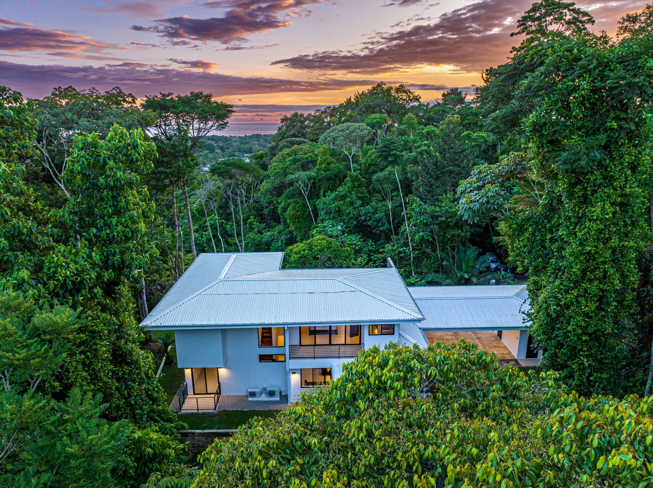 OUTSTANDING UVITA GEM, HIDDEN IN THE CANOPY WITH OCEAN AND MOUNTAIN VIEWS