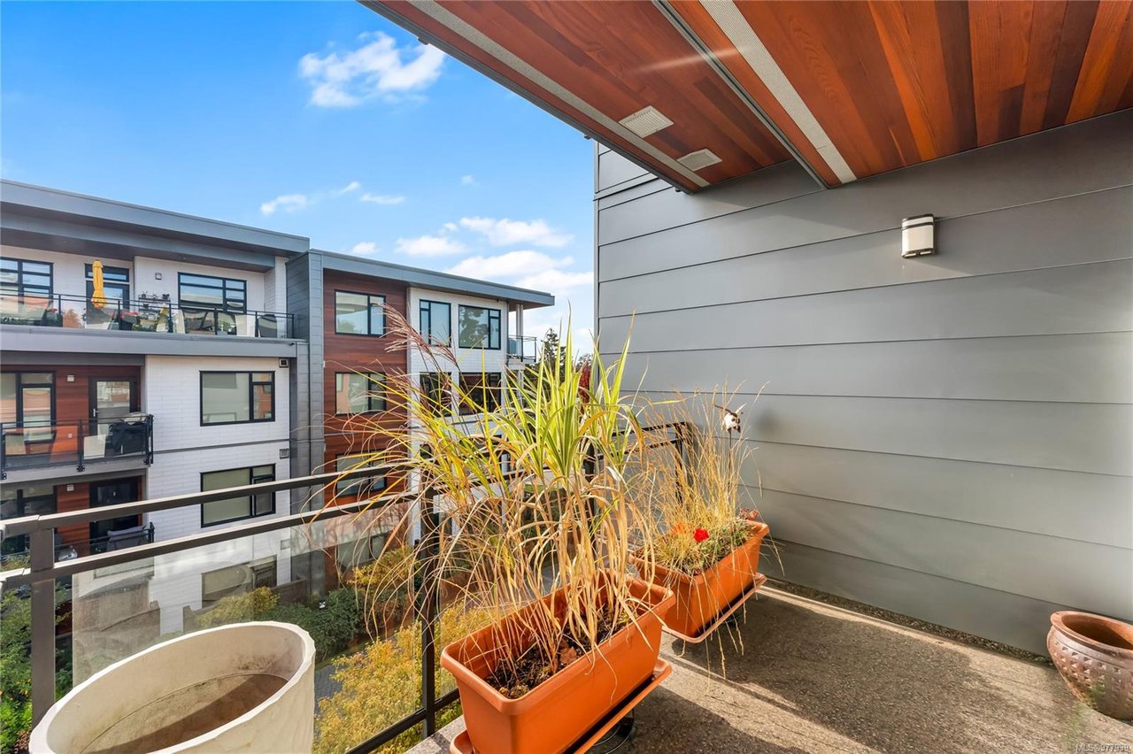 302-3815 Rowland Ave