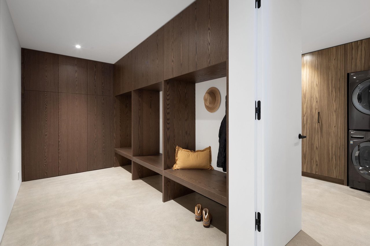 3565 Falcon Cres