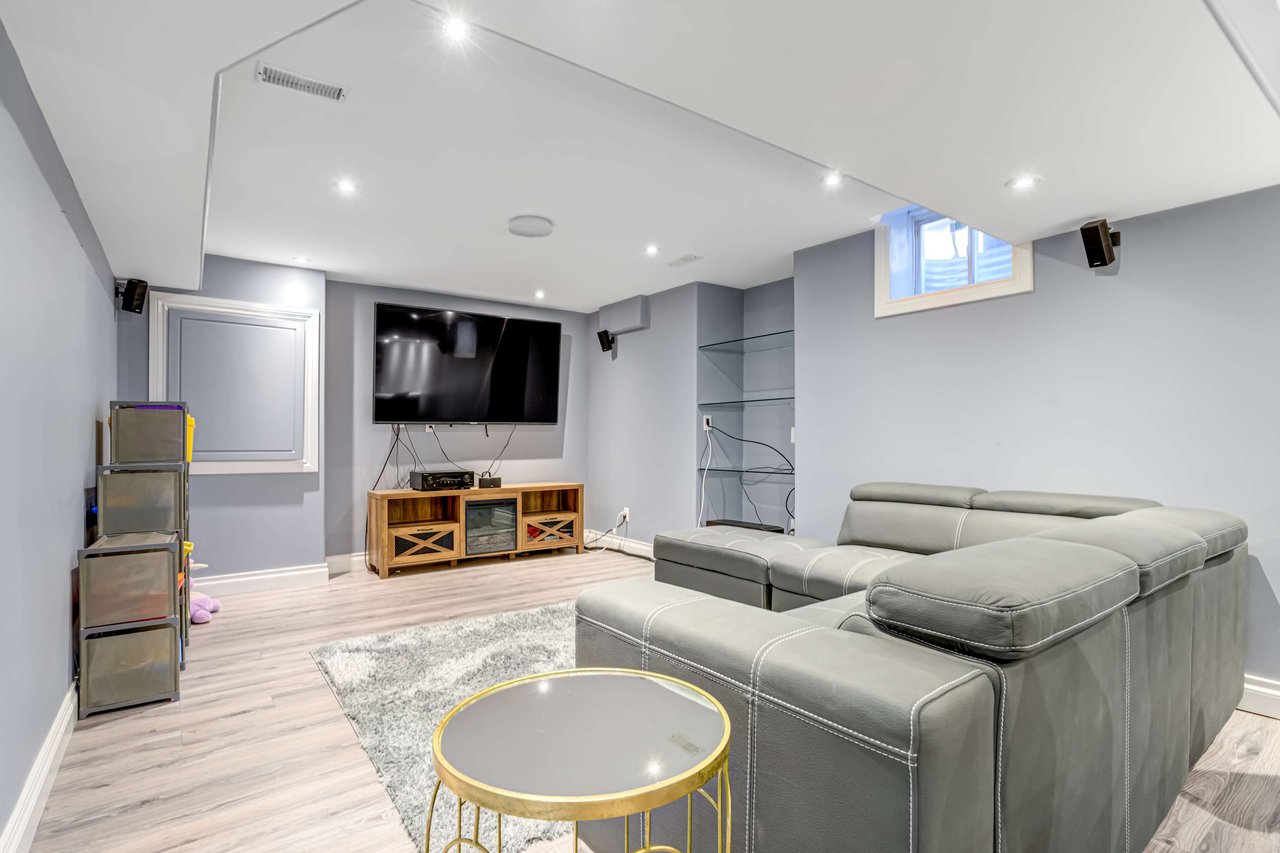 101 Fernglen Crescent