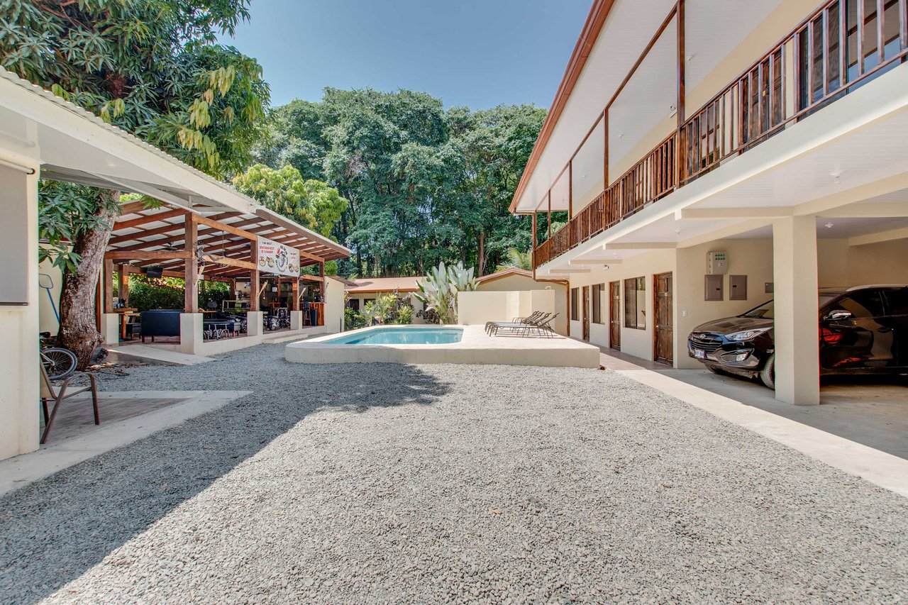 A highly-rated and high-occupancy resort with a hotel, cabins, on-site restaurant and a pool an easy 5-minute walk from PLAYA UVITA and Marino Ballena National Park!