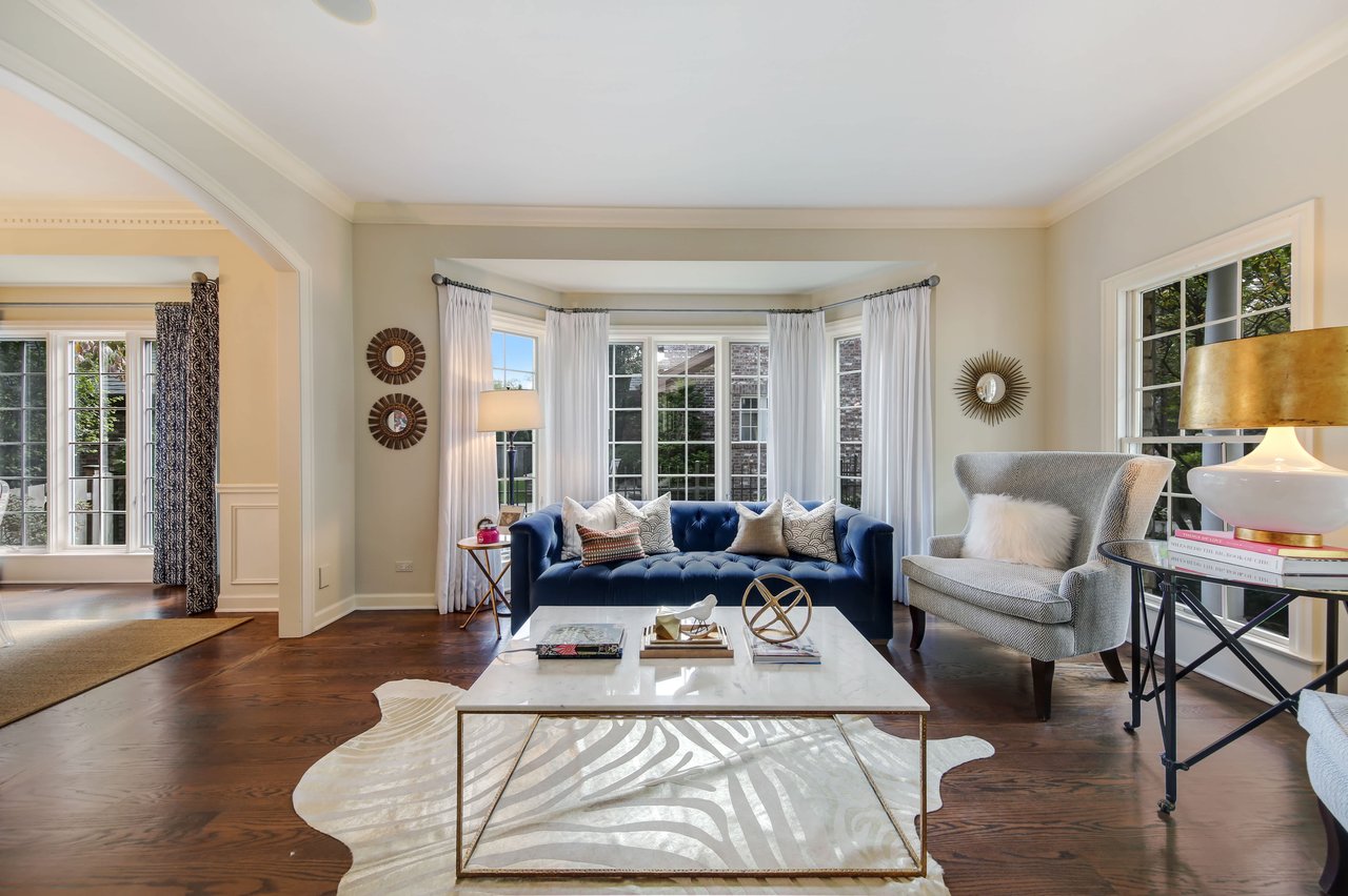 Accented with an array of modern finishes and features a sophisticated urban vibe.