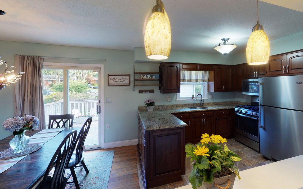 8 LANGMOORE DR