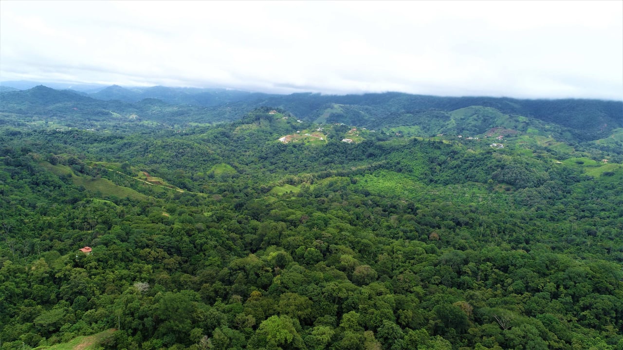 9 acres property with 360 panoramic views and 80m highway frontage