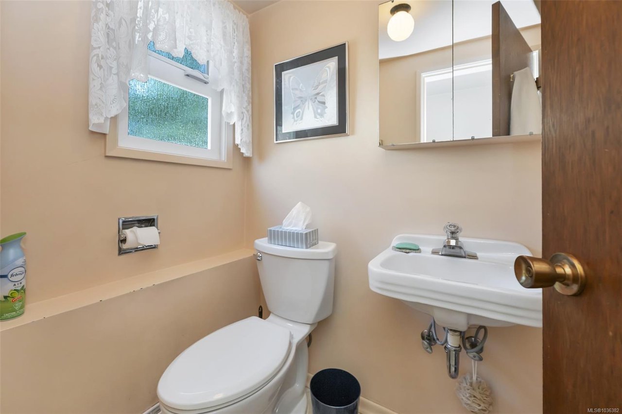 989 Abbey Rd, Saanich