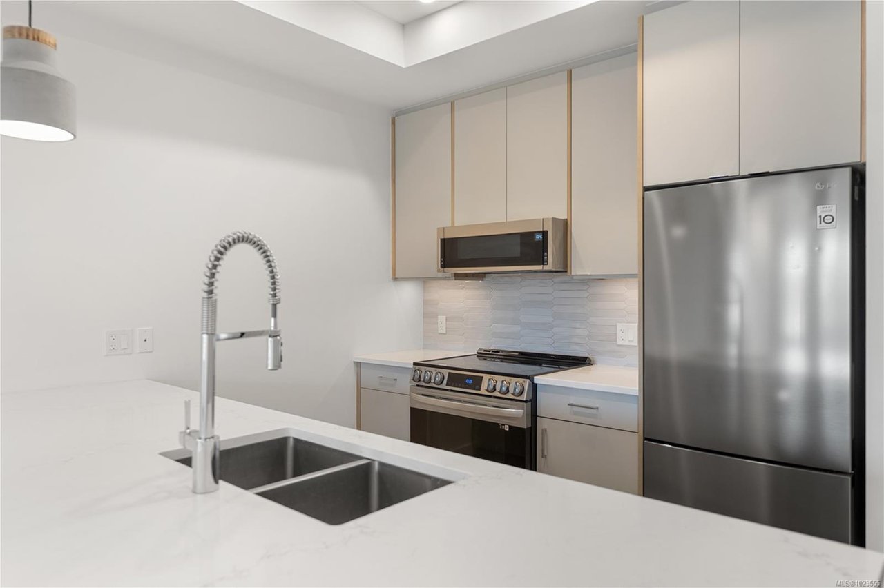 402-757 Tyee Rd, Victoria