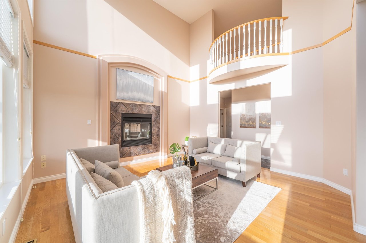2588 Diamond Cres