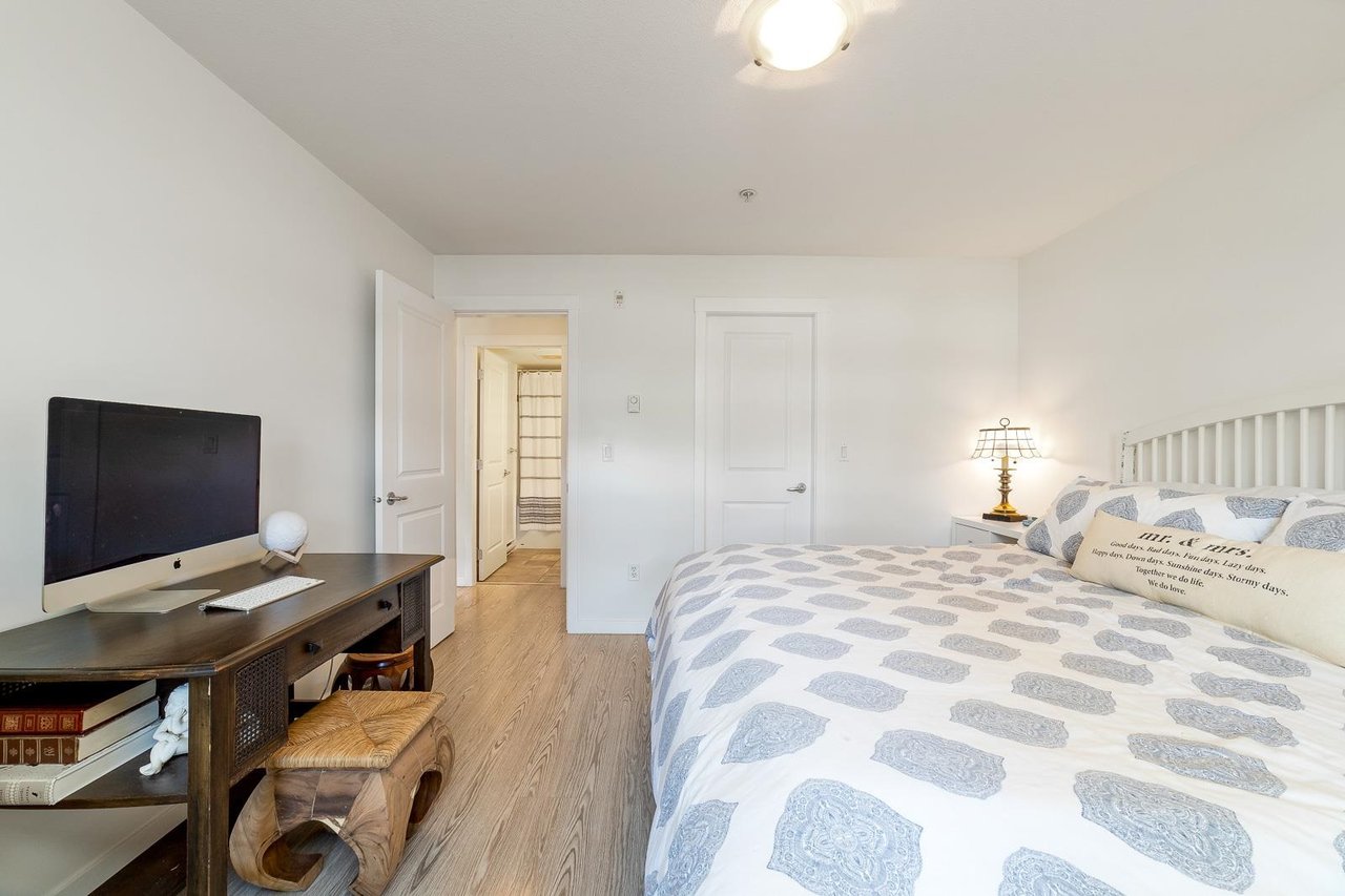 110-15621 Marine Dr