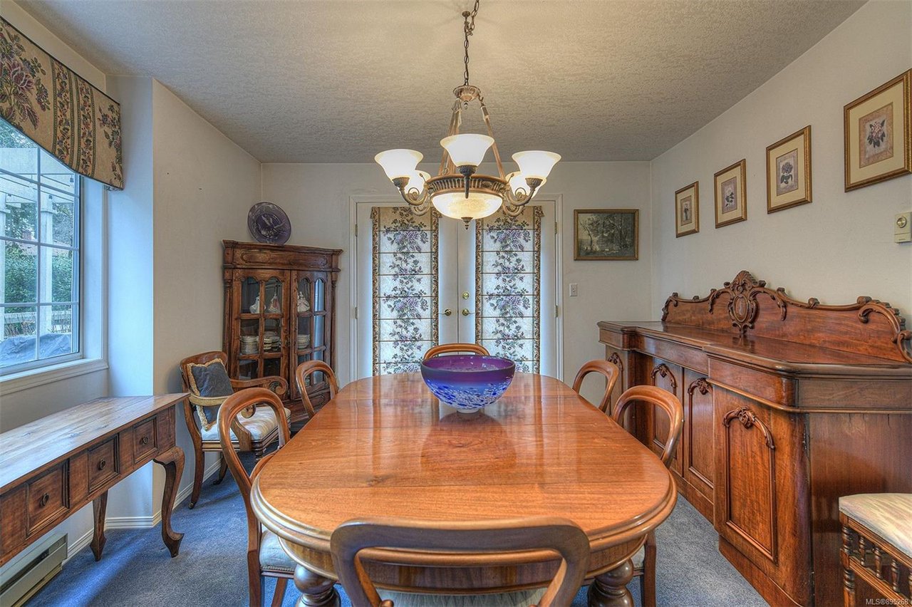 751 Helvetia Cres