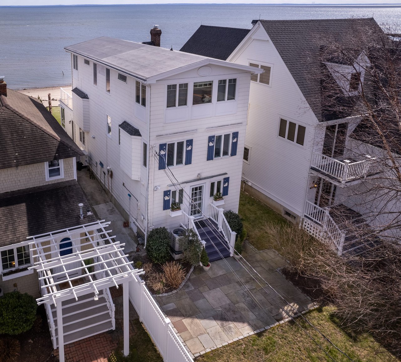 1141 Fairfield Beach Road, Fairfield
