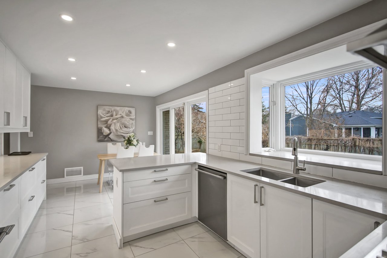 1274 Lorne Park Rd