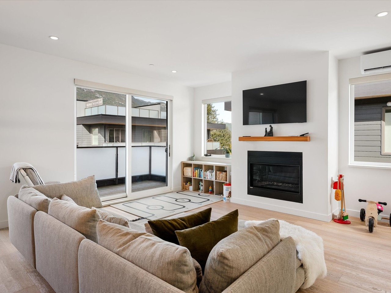 1287 Main St
