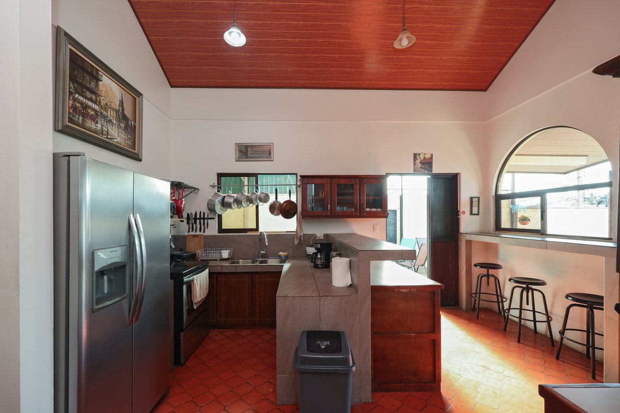 Turnkey Income Guesthouse, Curridabat, San Jose