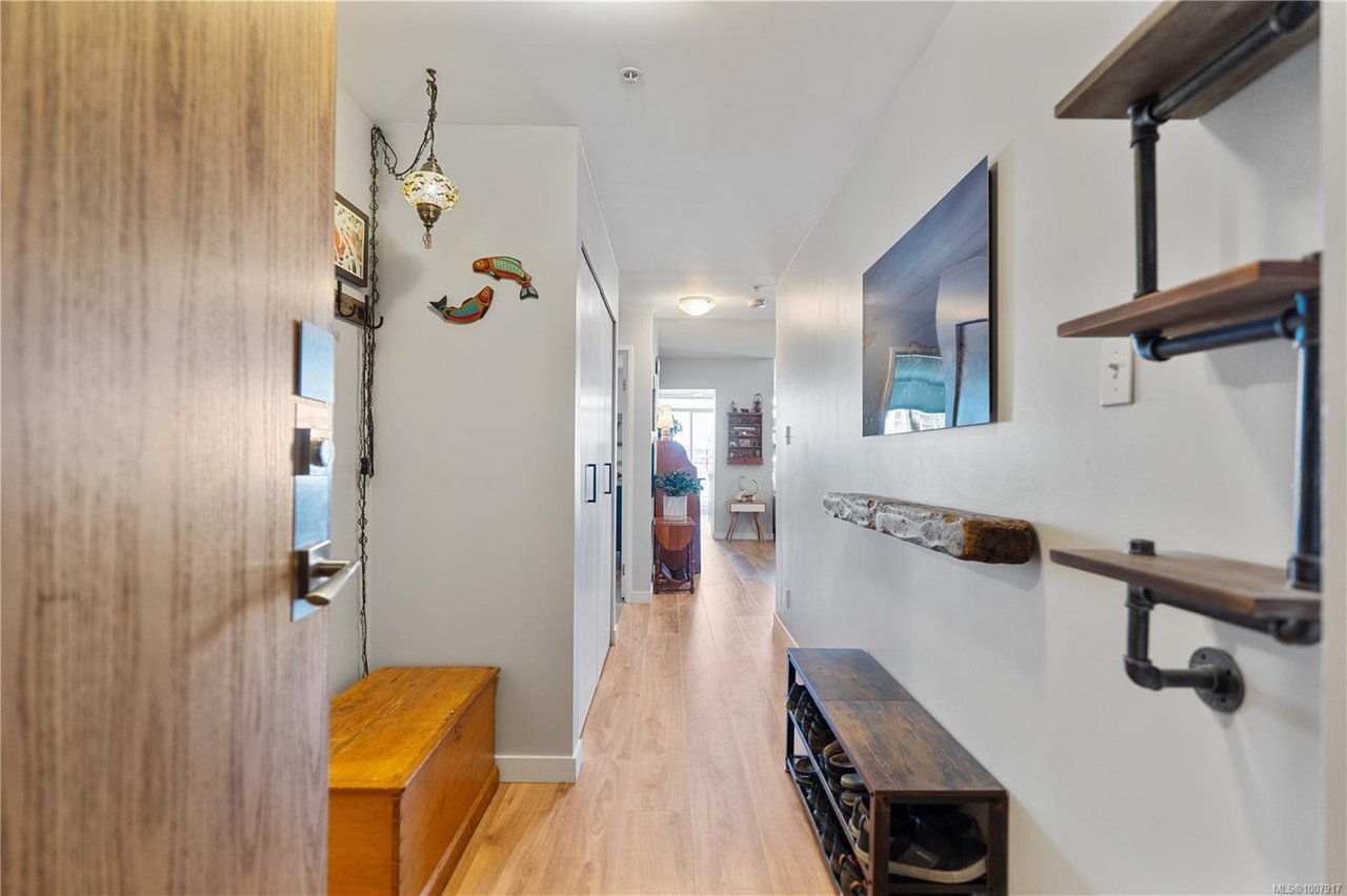 1005-1010 View St