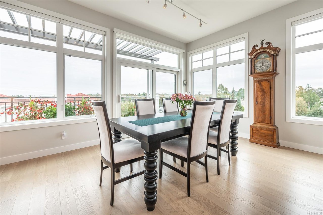 401-1765 Oak Bay Ave