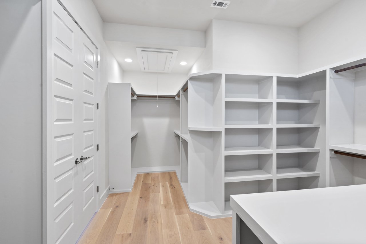 Bee Caves Single Story with Air Conditioned 2nd 2-Car Garage/ADU