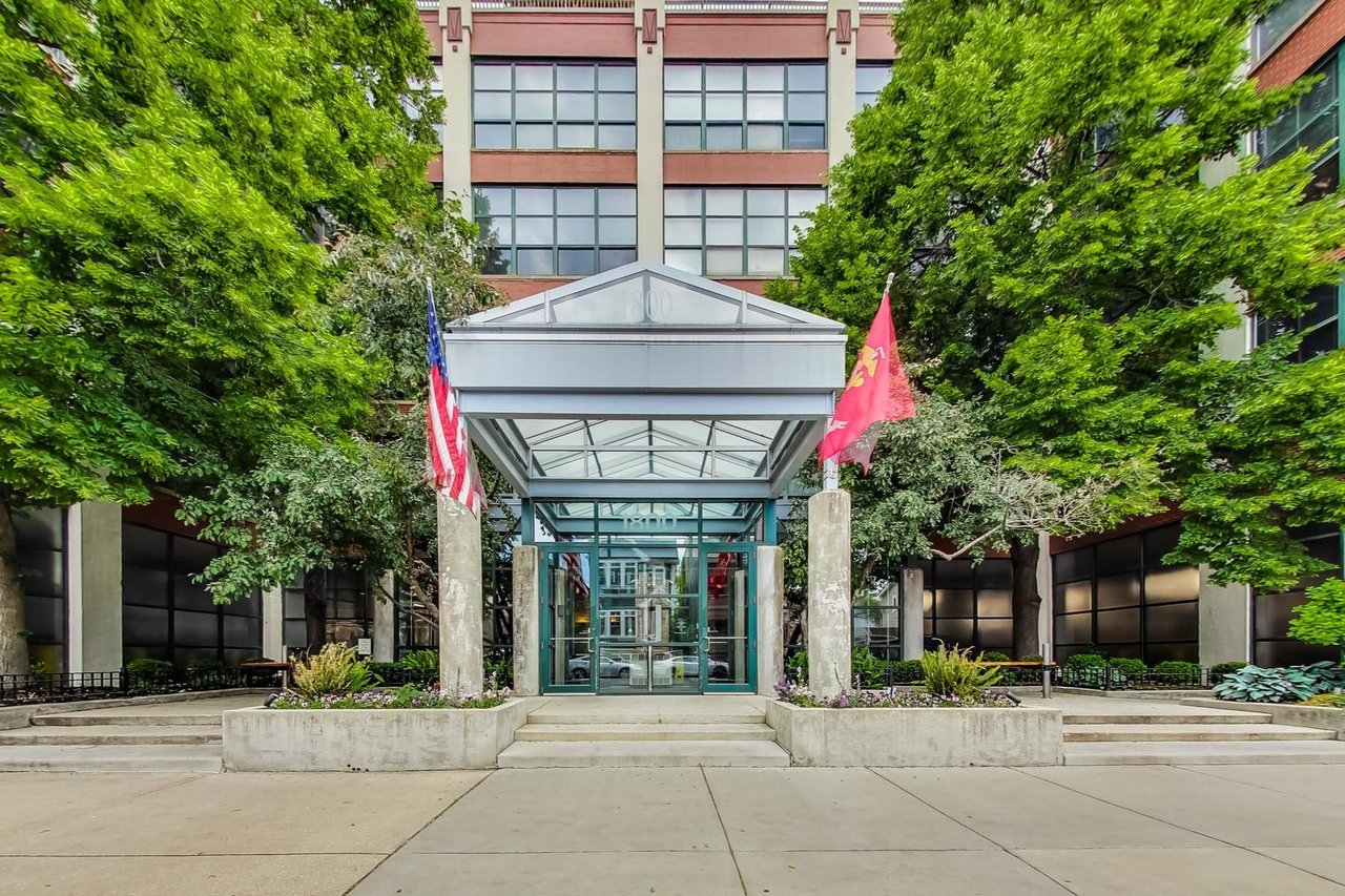 1800 W Roscoe St Apt 201