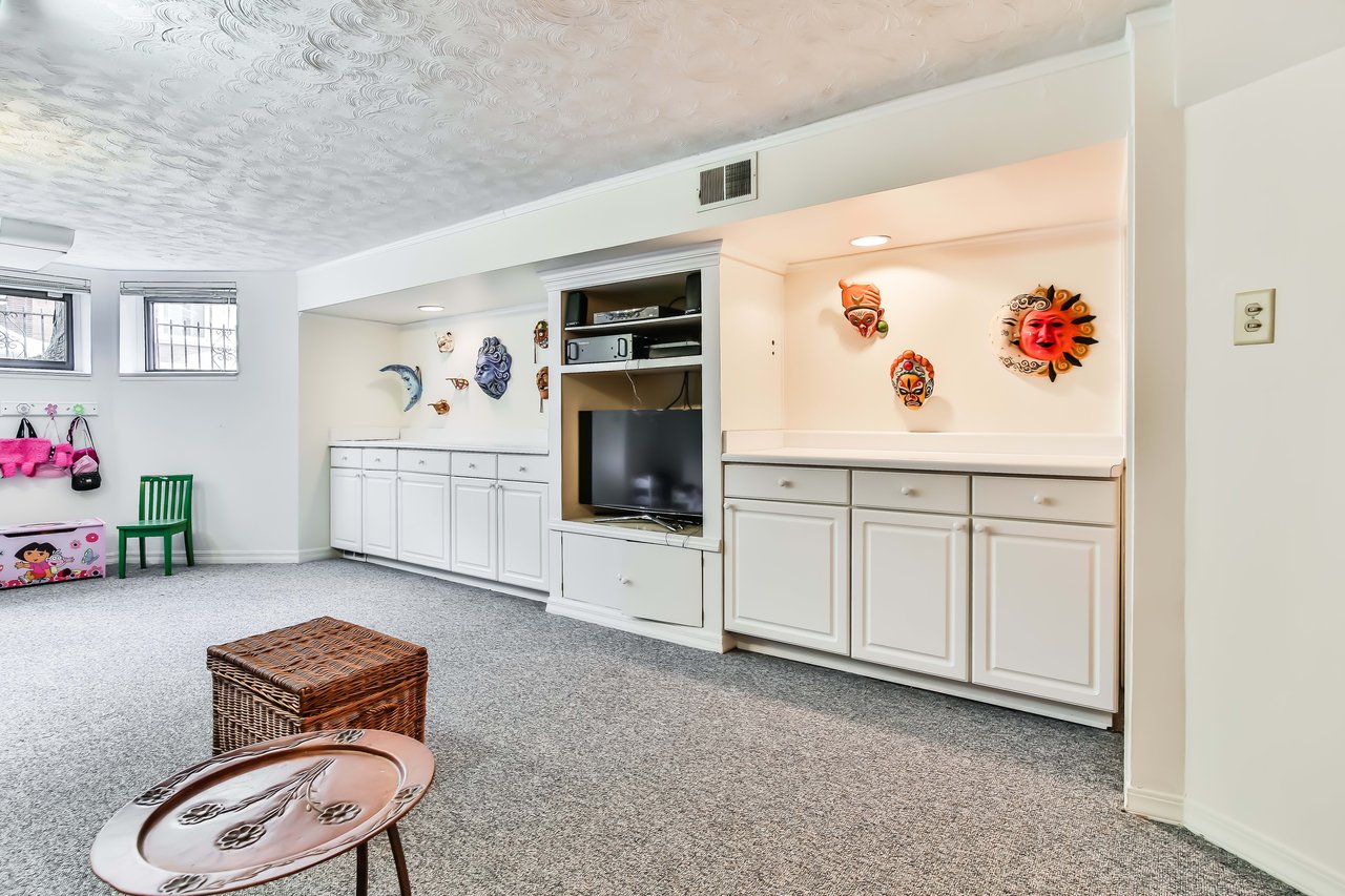 3806 N Alta Vista Ter