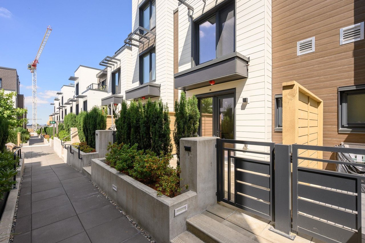 203-606 Foster Ave