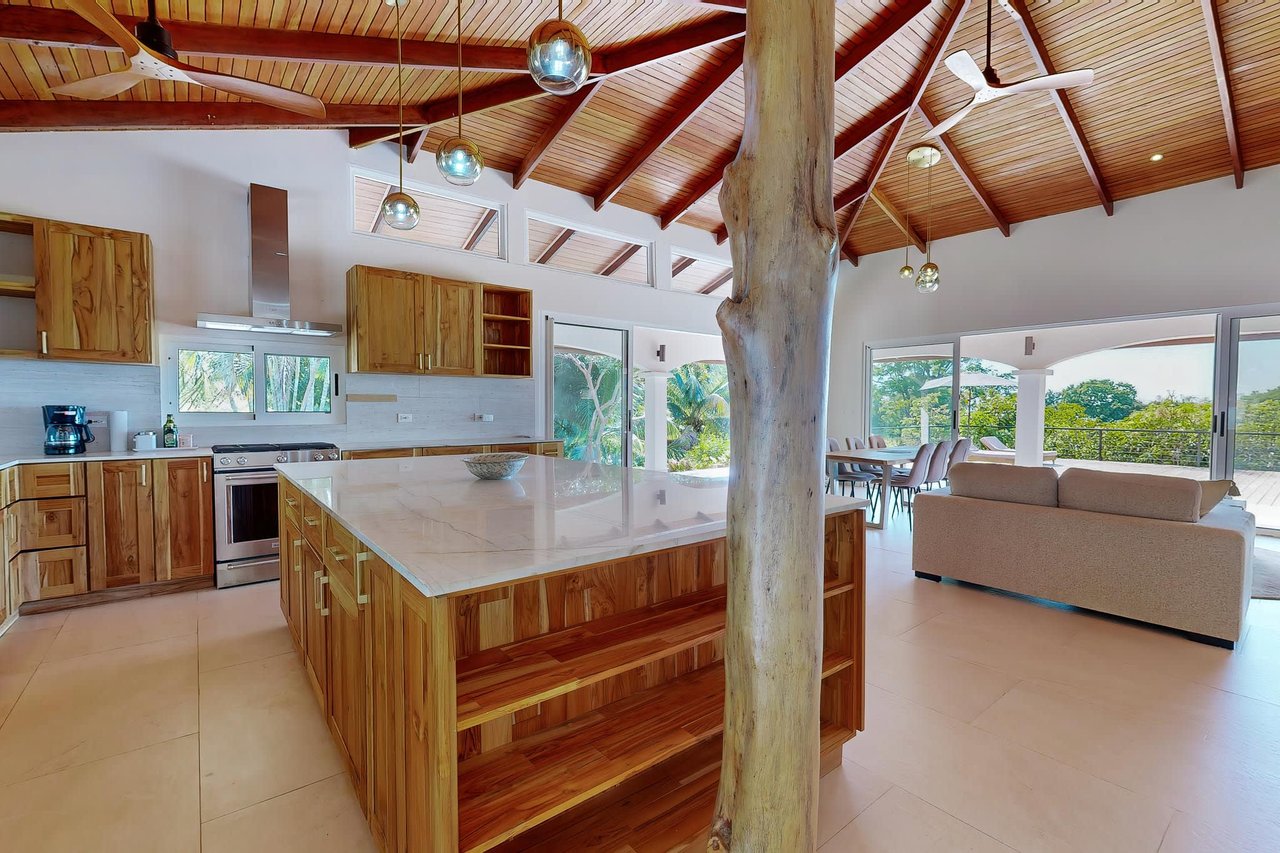 Luxurious Ocean-view Villa:  Your Paradise in Uvita
