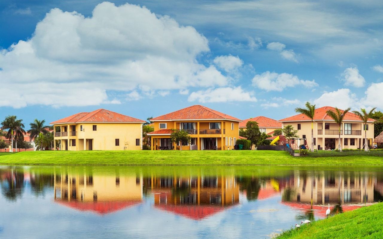 Foreign Investment in U.S. Homes Plummets Amid Currency Changes, Trade Wars