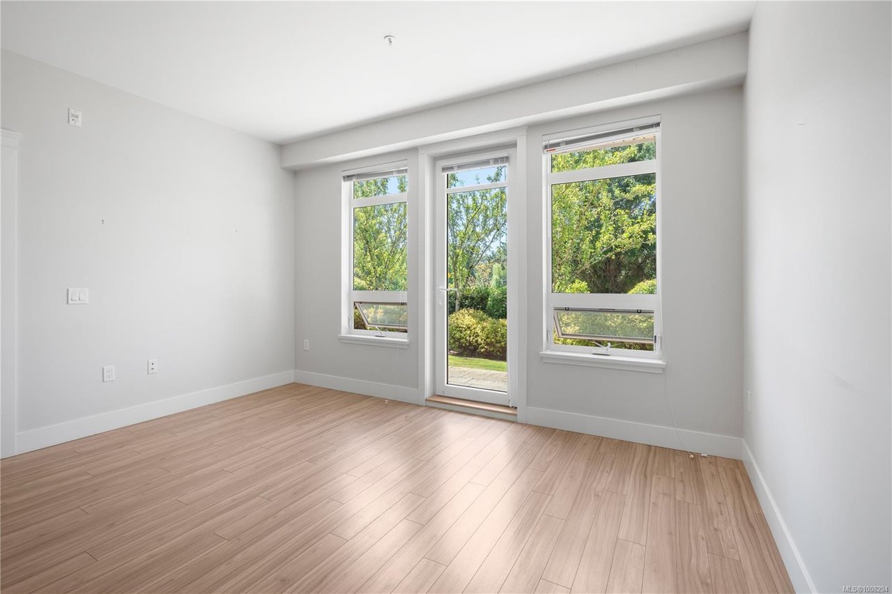 106-935 Cloverdale Ave, Saanich