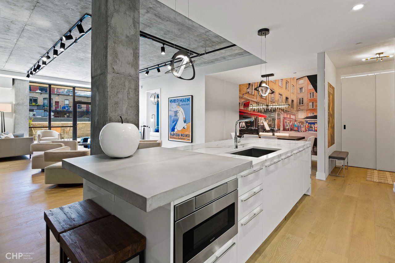 West Loop Luxury: 111 S Peoria St, #210