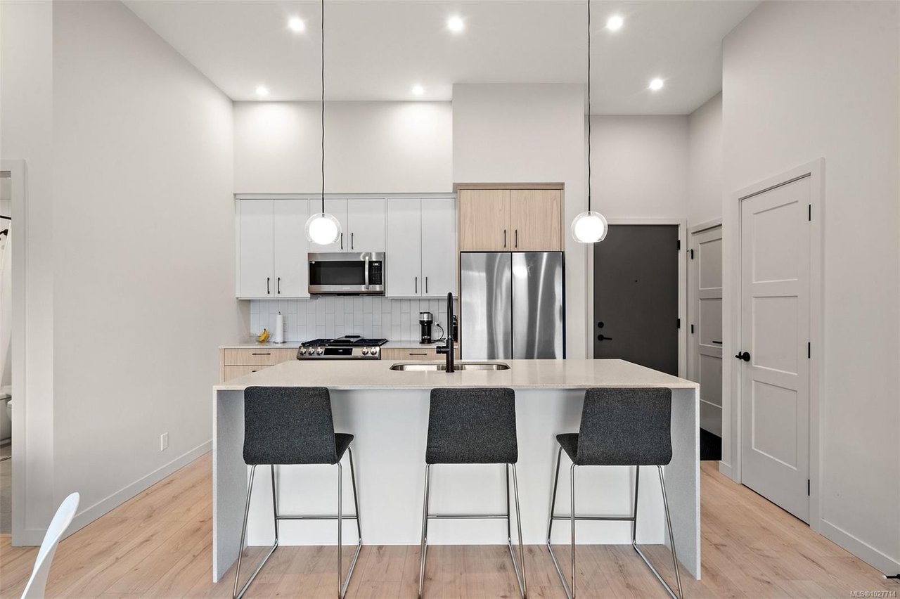 606-947 WhirlaWy Cres