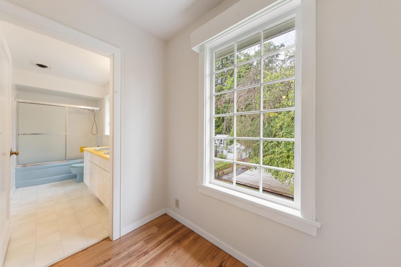 2050 Westdean Cres Cres