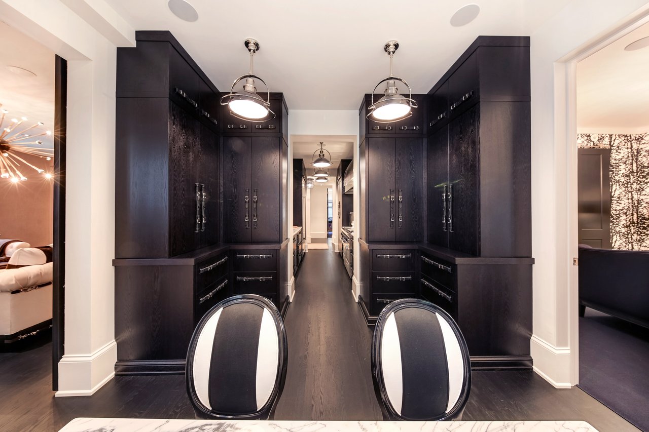 Romantic pied-à-terre in a vintage Gold Coast building 