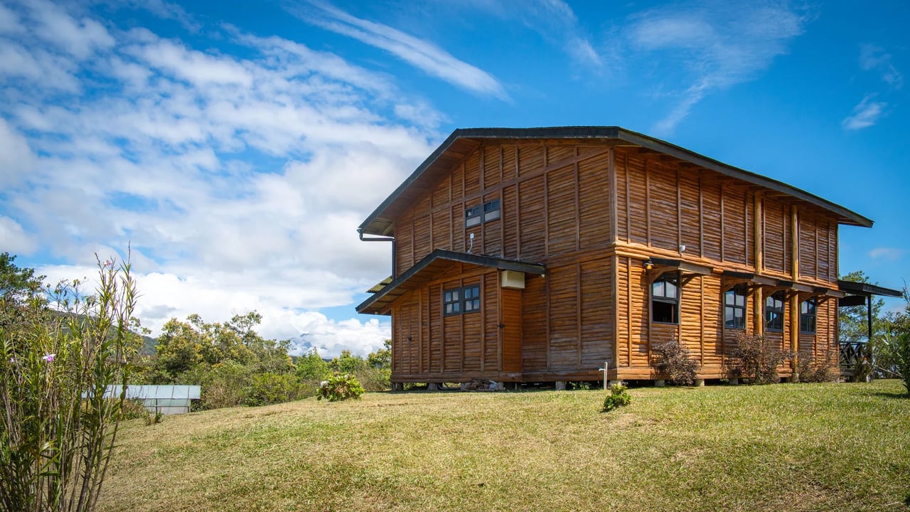 Sustainable Mountain Cabin, Cartago
