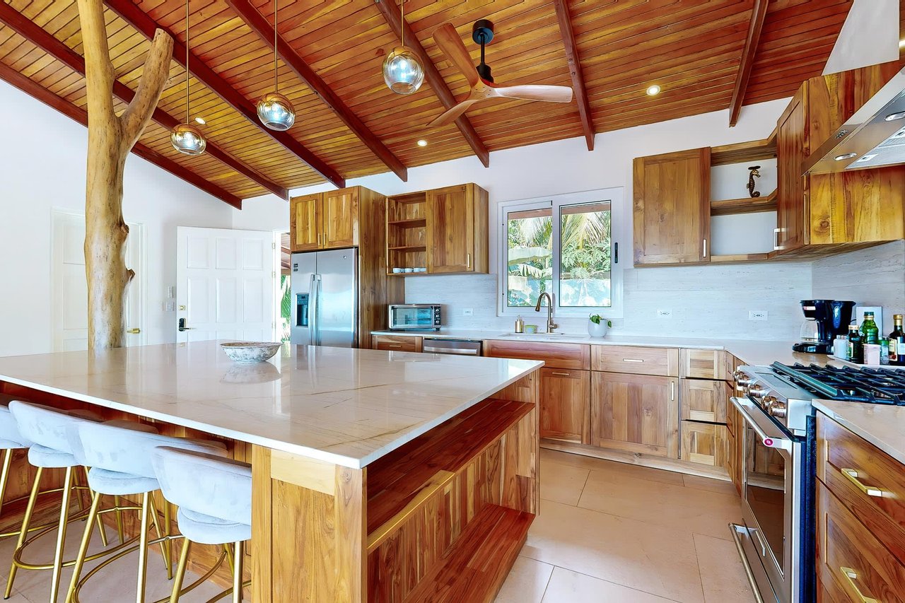 Luxurious Ocean-view Villa:  Your Paradise in Uvita